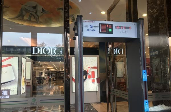 紅外線測(cè)溫安檢門限流,重啟前夕記者探訪武商